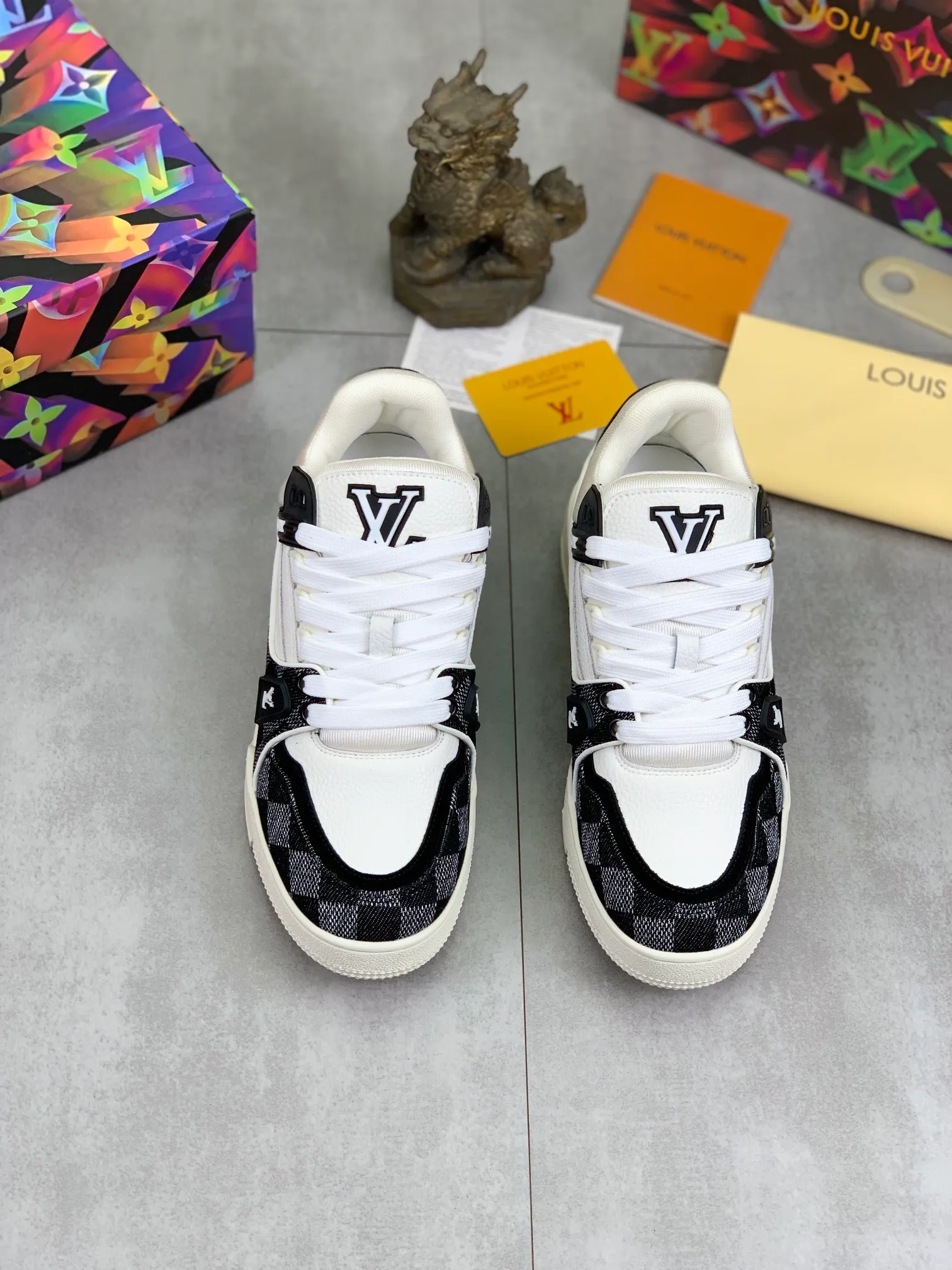 Men's shoes 💰P580 New style 💰💎💎Latest color High version 2025Louis*Vuitto* LV Traine Catwalk TRAINER outsole and fabric private model A shoe that definitely costs a lot of money and effort. This series was designed after the arrival of Vifgil. It is favored by many fans every season. Original TPU outsole Original packaging Men's size: 38-45 (46 can be customized) Color: White available (available from stock, super fast delivery)